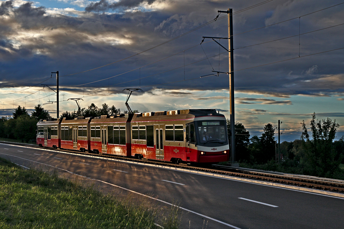 Am Abend des 30.5.2016 fährt ein Bn 4/6 als S 18 in Scheuren vorüber.