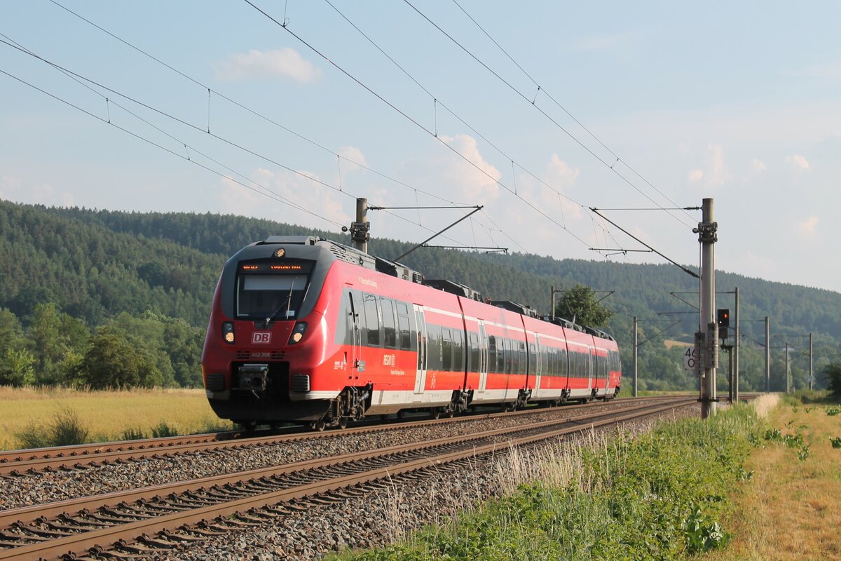 Am Abend des 30.6.2022 wurde als  Beifang  einmal der Talent 2-442 308 bei Großeutersdorf abgelichtet. Der RB42-Triebzug war auf dem Weg von Nürnberg nach Leipzig. Gruß zurück an das Fahrzeugpersonal! 