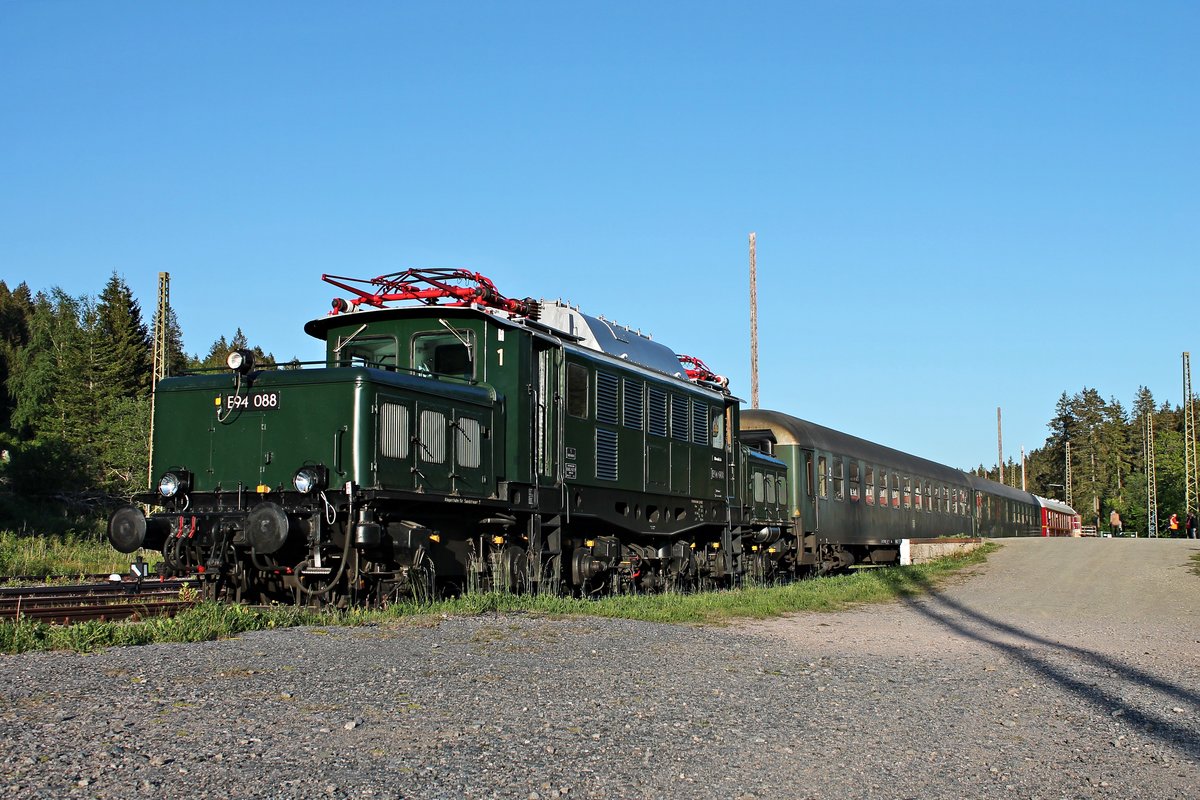 Am Abend des 31.05.2020 stand E94 088 (194 088-1/ex. ÖBB 1020 010-3) der EZW (Elektrischen Zugförderung Württemberg gGmbH) mit einem Bm und einem BD4 ümg an der Seitenrampe im Museumsbahnhof der IG3Seenbahn e.V. in Seebrugg abgestellt und wartete darauf am nächsten Tag wieder in ihre Heimat Kornwestheim zu fahren.