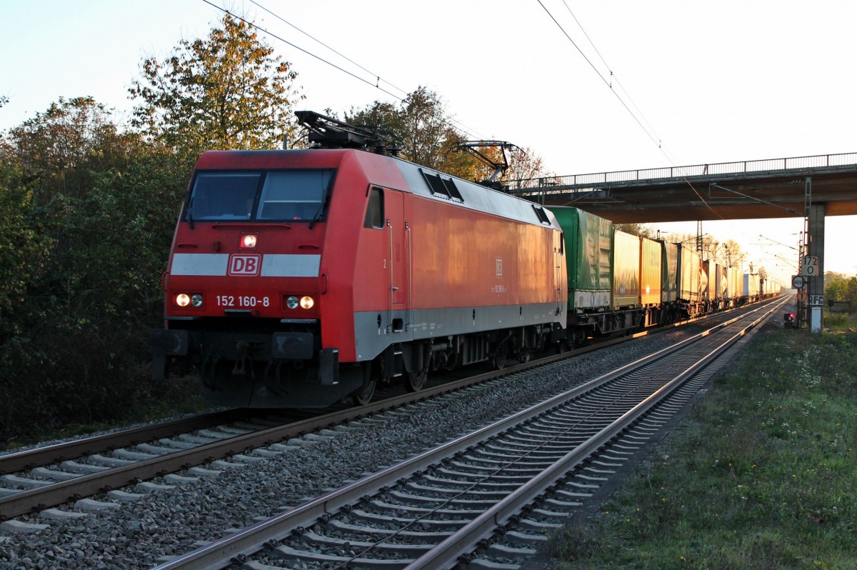 Am Abend des 31.10.2013 fuhr 152 160-8 mit einem KLV langsam durch den Bahnhof von Orschweier gen Offenburg, da sie hinter einem langsameren RE hinterher fuhr.