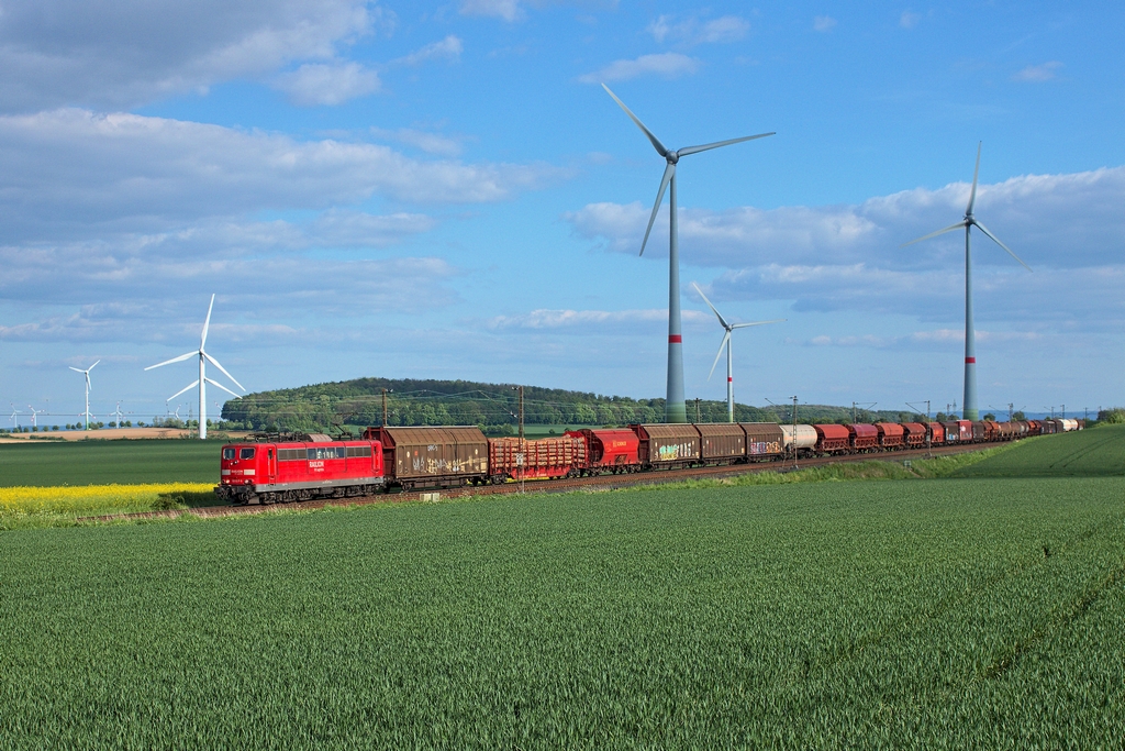 Am Abend des 3.5.2014 beförderte die 151 037 einen gemischten Güterzug bei Bennigsen Richtung Norden