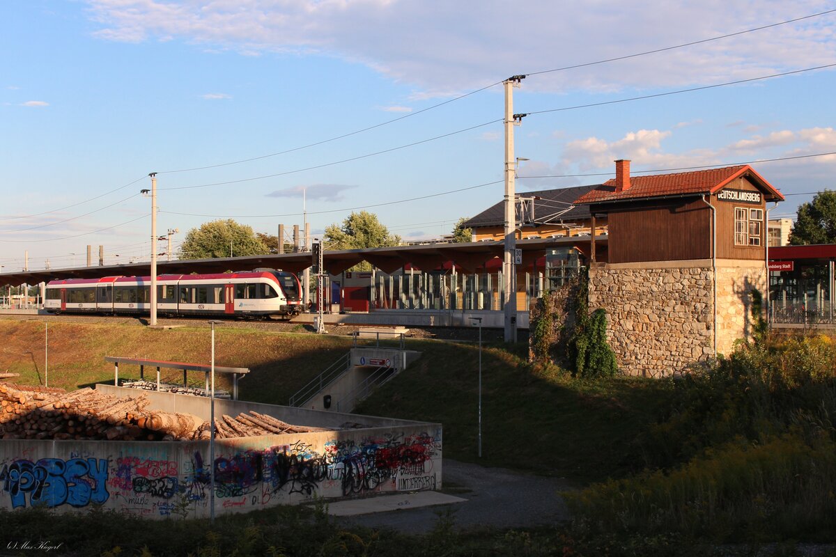 Am Abend des 3.9.2026 ist der 5063 002 als S61 8549 von Graz Hbf kommend in Deutschlandsberg Stadt angekommen.
Das 1913 gebaute Stellwerk vom Typ SBW500 war bis 1991 in Betrieb und steht seit einigen Jahren unter Denkmalschutz.