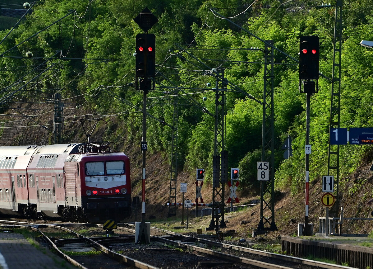 Am Abend des 4.7.2022 ist die 112 024-5 bei der Ausfahrt aus Neckarzimmern als RE12 Ersatzzug nach Neckarelz zusehen.
