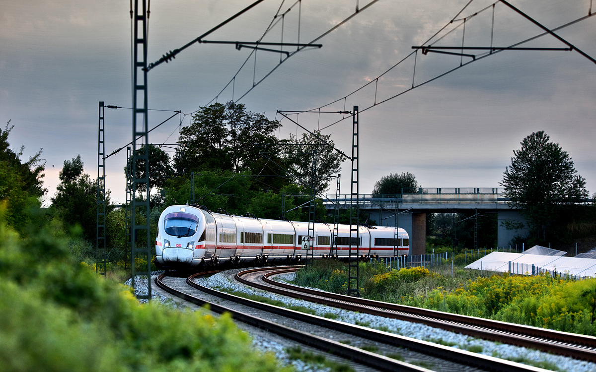 Am Abend des 4.8.2017 fährt ein ICE-T Triebzug aus Franfurt Hbf nach Wien Hbf in Langenisarhofen vorüber.