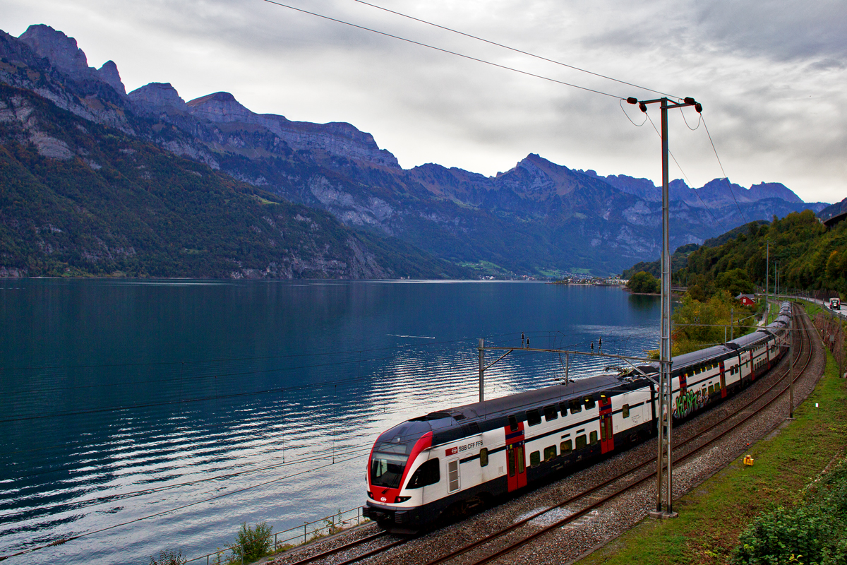 Am Abend des 5.10.2015 bricht die Föhnwetterlage am Walensee zusammen und taucht alles in in ein intensives Blaulicht.Da fährt der RE von Zürich HB nach Chur vorbei.Bild vom 6.10.2015
