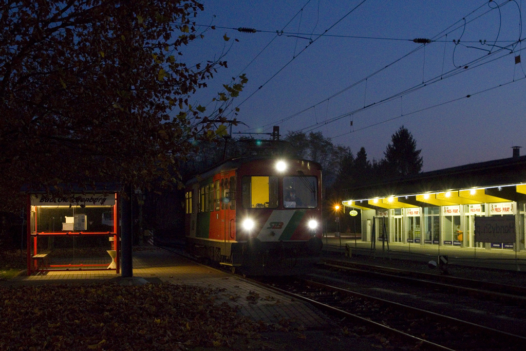 Am Abend des 7. November 2020 wartet STLB ET 2 auf die letzte Fahrt des Tages nach Feldbach als R 8612 in Bad Gleichenberg. 