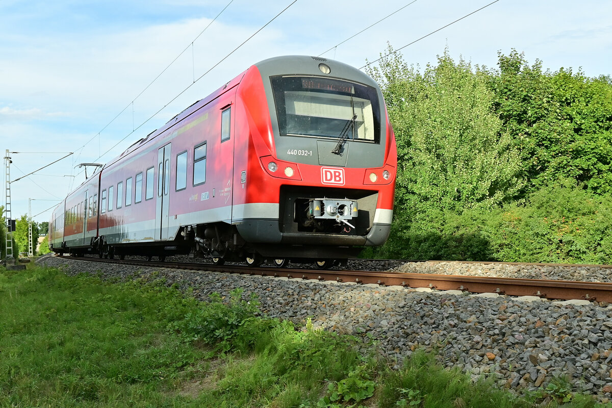 Am Abend des 7.9.2022 kommt der 440 032-1 als RB 85 zwischen Hirschlanden und Rosenberg Baden gen Osterburken gefahren. 