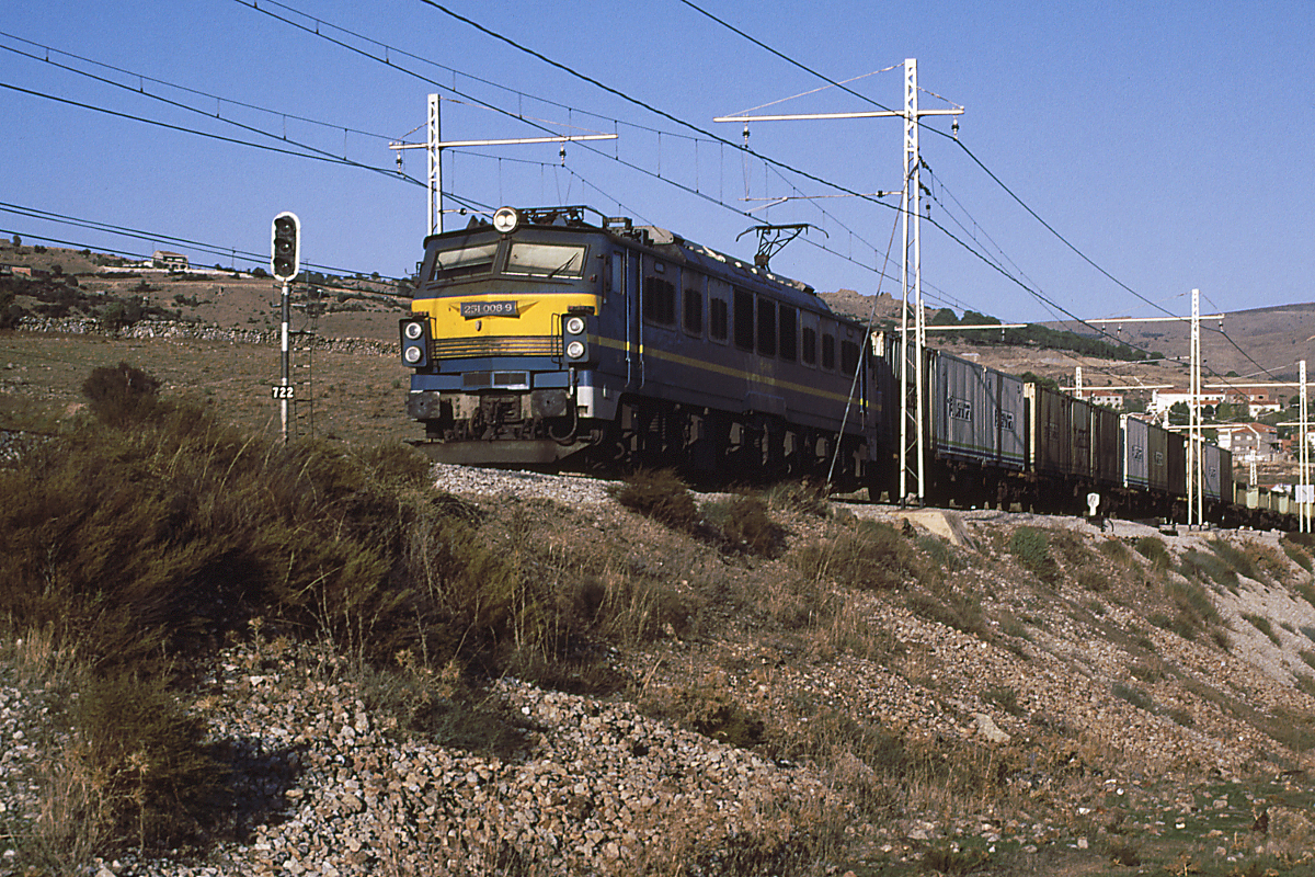 Am Abend des 8. Oktobers 1987 durchfährt die 251 008 mit einem Container-Zug - einem TECO - die Guadarrama Eisenbahn Madrid - Avila. Auch die Baureihe 251 wurde in Spanien unter Lizenz von Mitsubishi gebaut. Die Lok haben drei zweiachsige Monomotor-Drehgestelle, eine maximale Leistung von 4650 kW und eine Masse von 132 t.
