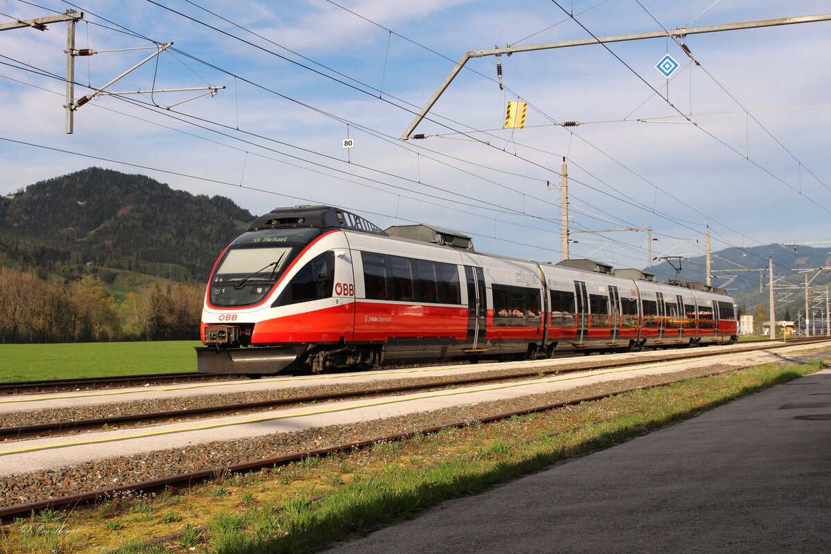 Am Abend des 8.4.2024 wartet der 4024 037 als R4487 im Bahnhof Haus im Ennstal auf die Abfahrt nach St.Michael.
Wegen Unwetterschäden zwischen Haus im Ennstal und Schladming war von 1.4.2024 bis 10.4.2024 die Ennstalstrecke in diesem Abschnitt gesperrt und Regionalzüge wurden in diesem Abschnitt als Schienenersatzverkehr geführt.