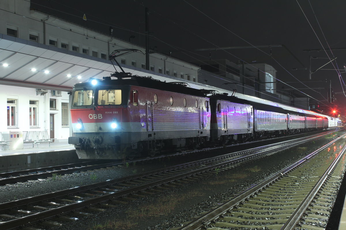 Am Abend des 8.9.2019 steht der EN464  Zürichsee  von Graz Hbf nach Zürich HB bespannt mit 1144 093 und 1144 224 am Bahnsteig 1 in Graz Hbf und wartet auf die Beigabe der Autotransportwagen am Zugschluss.
