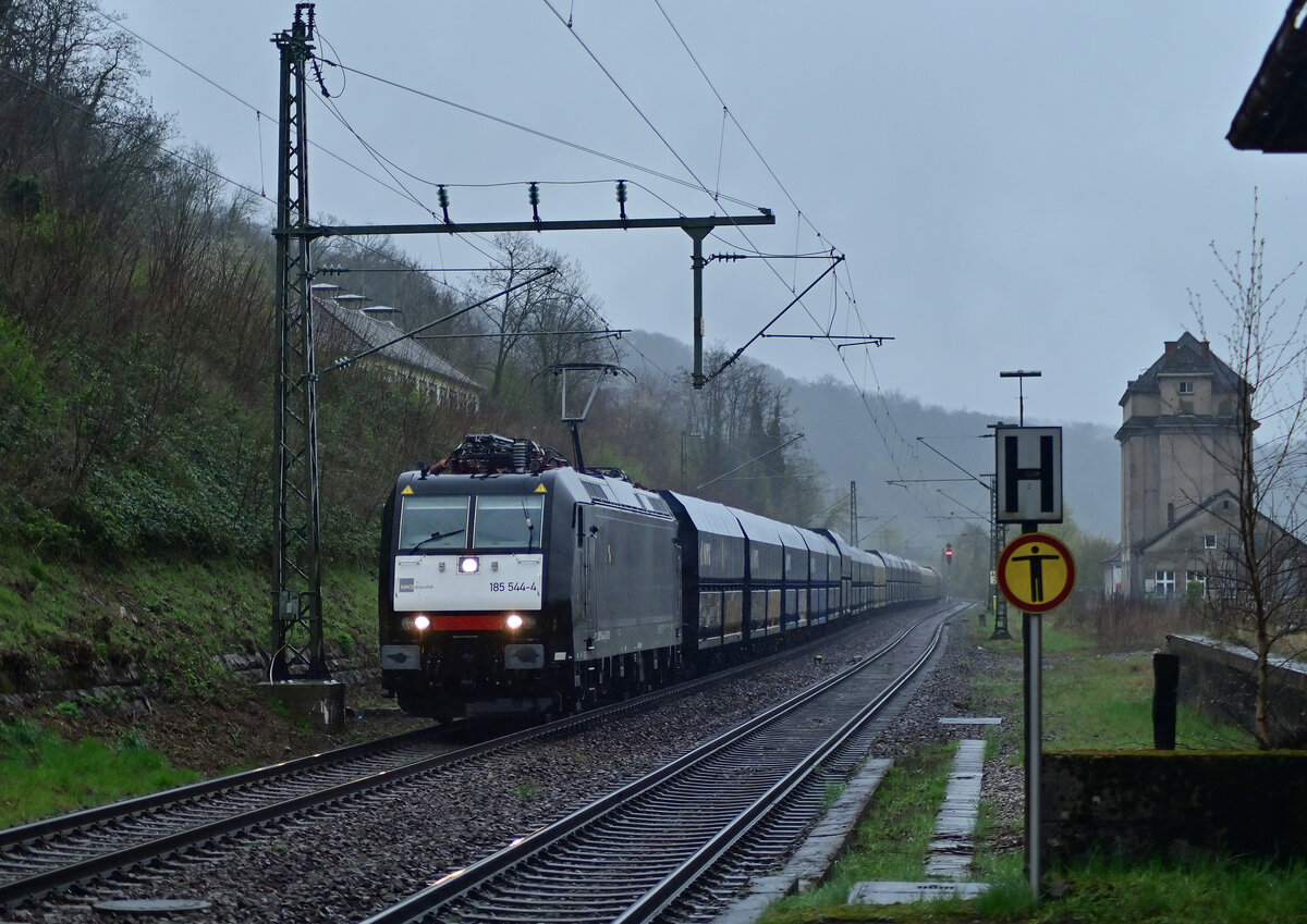 Am Abend des heutigen Tages kam die 185 544-4 mit dem leeren NIAG-Pendel durch Neckarzimmern gen Mosbach gefahren. 8.4.2022