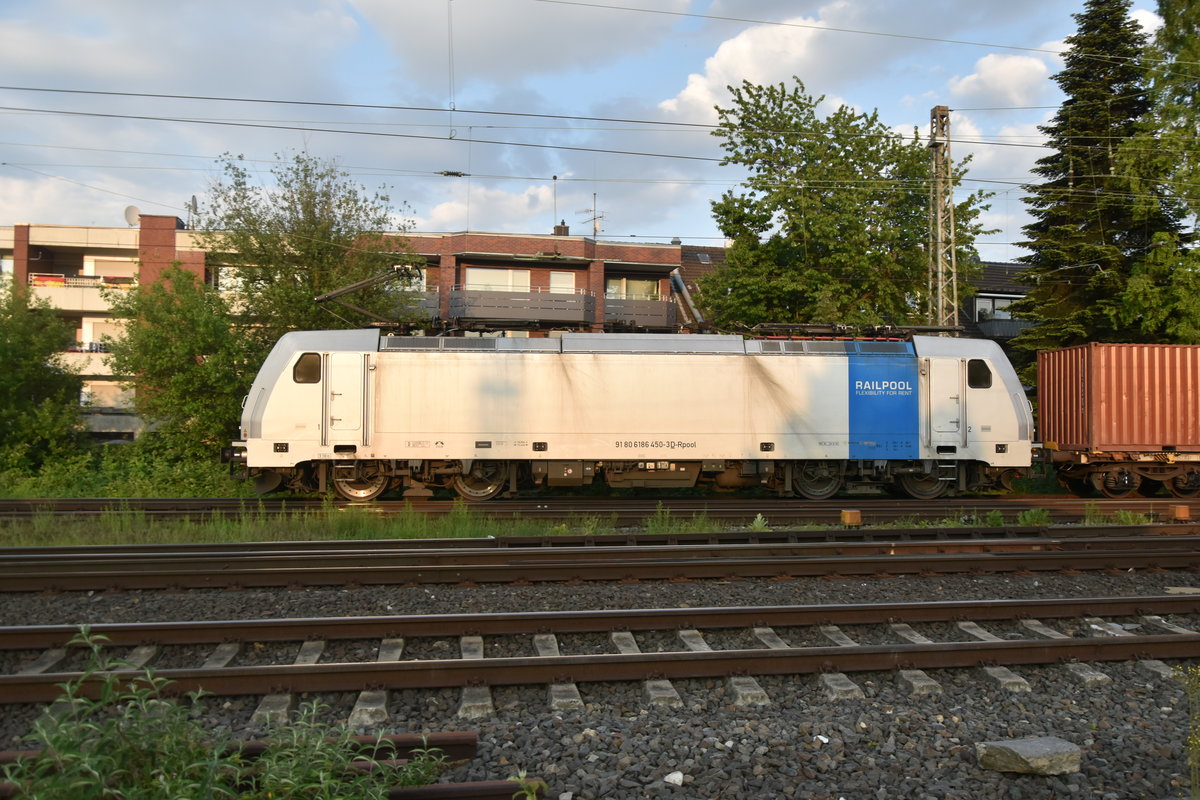 Am Abend es 29.5.2019 kommt die Railpool 186 450 mit einem Containerzug auch wieder durch Rheydt Hbf gen Venlo gefahren.