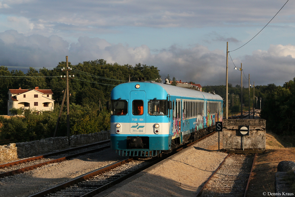 Am Abend sind wir noch nach Istrien gefahren. Dort war zum Glck das Wetter besser. 711 004 war wieder als 1473 unterwegs und wurde bei Sveti Petar u Sumi fotografiert. (25.08.2013)