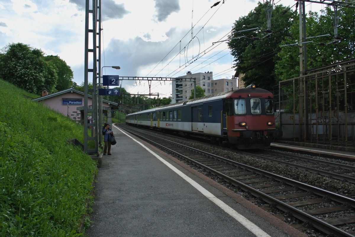Am Abend verkehrt nur noch ein BoBo Pendel im Tessin; BDt EWII 50 85 82-33 932-3 an der Spitze der S 10 25777 in Lugano Paradiso, 13.04.2014.