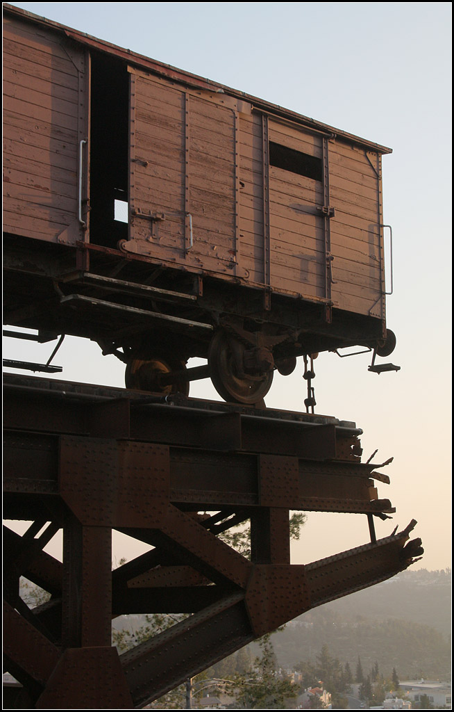 Am Abgrund -

Das 'Denkmal zur Erinnerung an die Deportierten' mit einem alten Reichsbahnwagen in Yad Vashem in Jerusalem.

20.03.2014 (M)