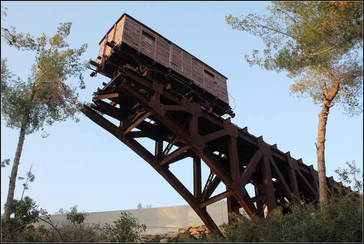 Am Abgrund -

Das 'Denkmal zur Erinnerung an die Deportierten' mit einem alten Reichsbahnwagen in Yad Vashem in Jerusalem. Damit eines der dunkelsten Kapitel deutscher Geschichte nicht in Vergessenheit gerät.

20.03.2014 