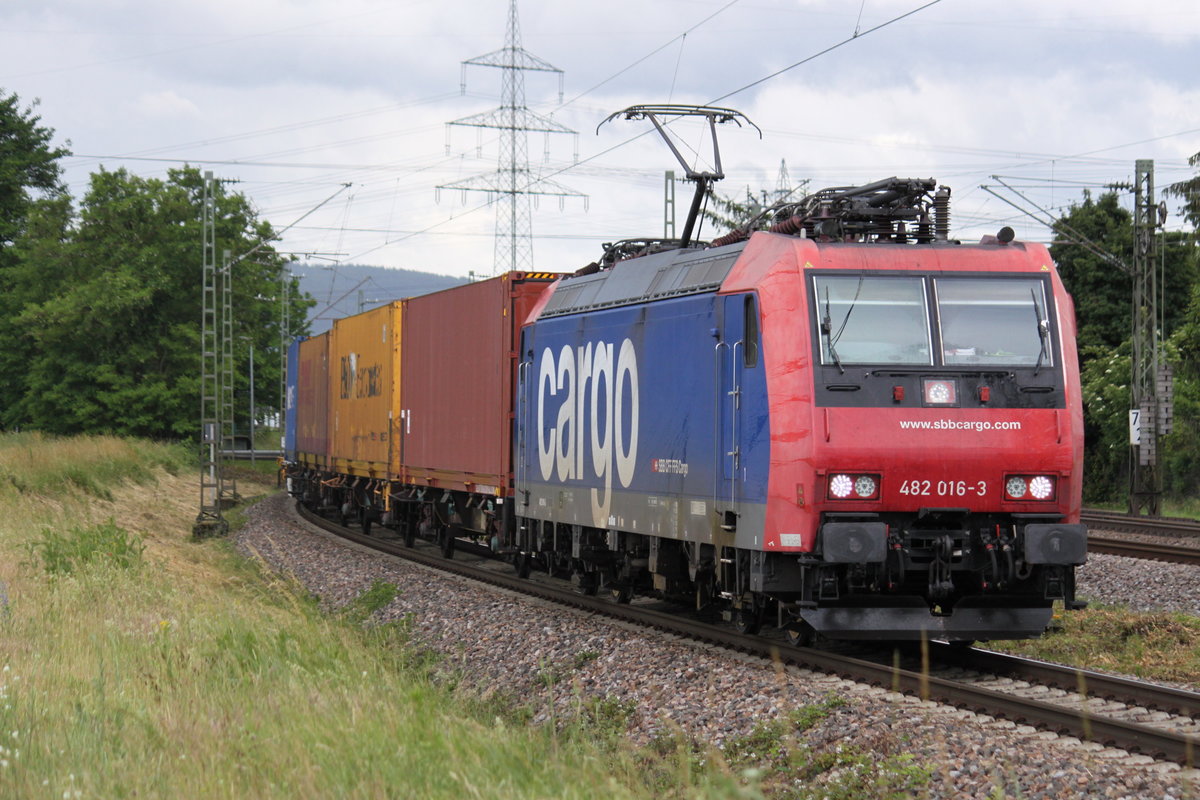 Am Abzweig Brunnenstück südlich von Karlsruhe bei Rüppur trennen sich die Strecken, die in den Hauptbahnhof und in den Güterbahnhof von Karlsruhe führen. Am 07.06.2017 hat 482 016 von SBB Cargo die Hauptstrecke verlassen und befährt den Abzweig zum Güterbahnhof.