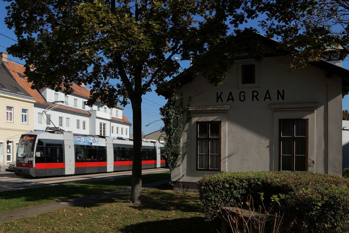 Am alten Bahnhof der Dampftramway Floridsdorf - Groß Enzersdorf vorbei fährt Tw 684 der Wiener Linien (Typ B) auf dem Weg von der Hausfeldstraße nach Strebersdorf. Gerade hat er die Haltestelle Kraygasse verlassen. (5.10.2018)
