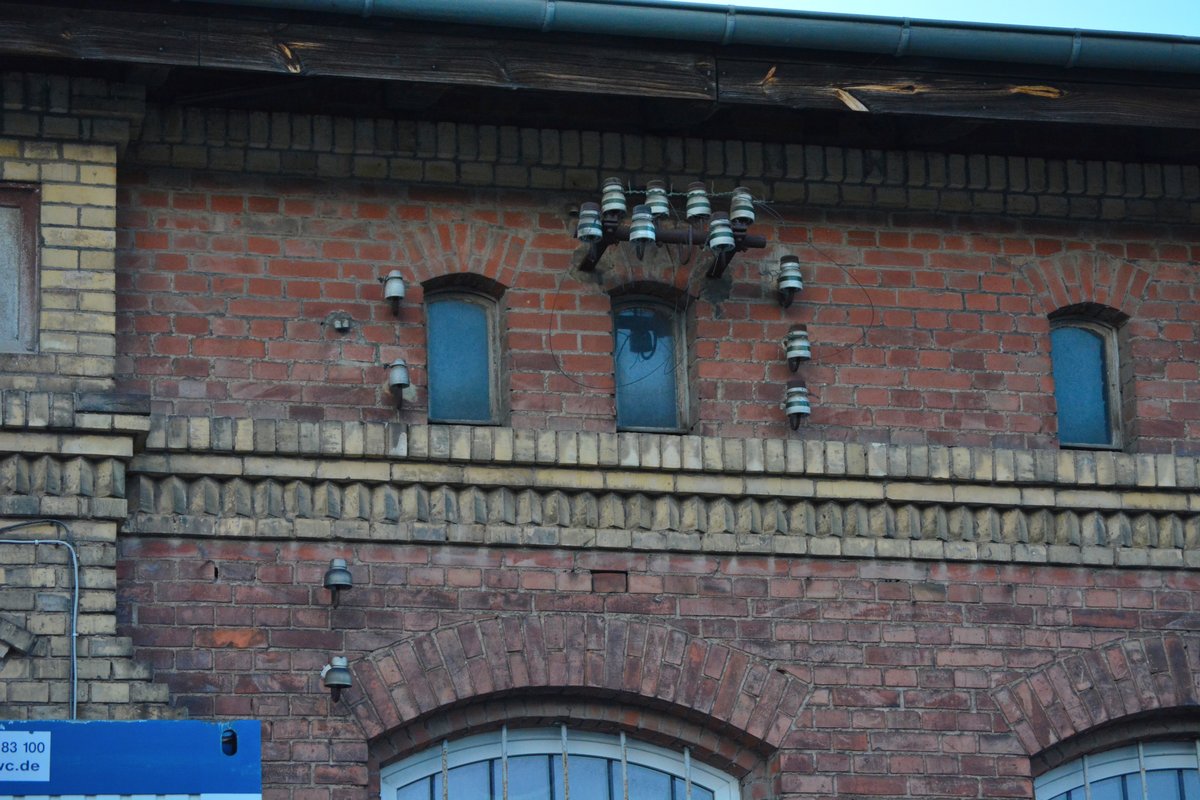 Am alten Gebäude der ehemaligen Güter Expedition hingen noch etliche alte Isolatoren aus vergangener Zeit.

Staßfurt 20.07.2016