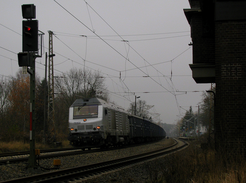Am alten Stellwerk B1 in Bestensee rauschte am 19.11.2012 eine Diesel-Prima mit einem E-Wagen Zug von VTG vorbei im direkten Blockabstand zur RB 14.