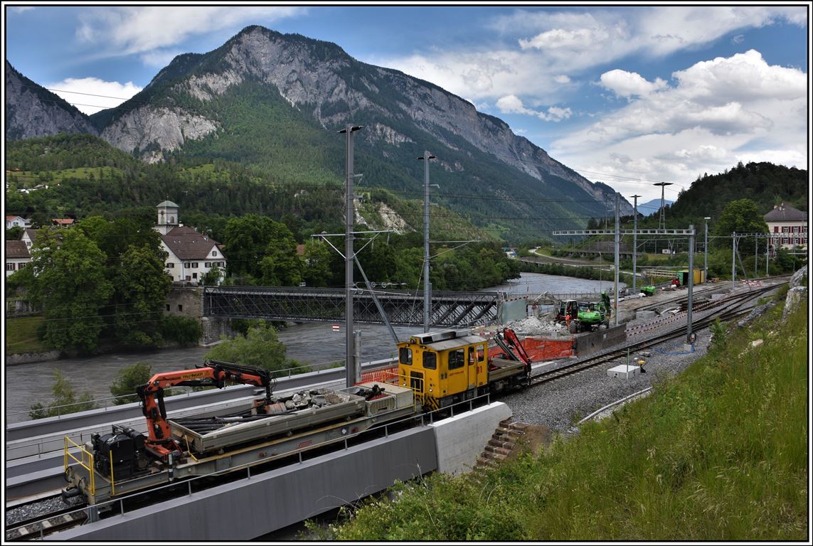 Am Anschluss der alten Hinterrheinbrücke in Reichenau-Tamins wird gearbeitet. Tm 2/2 81 leistet Hilfe. (11.06.2019)