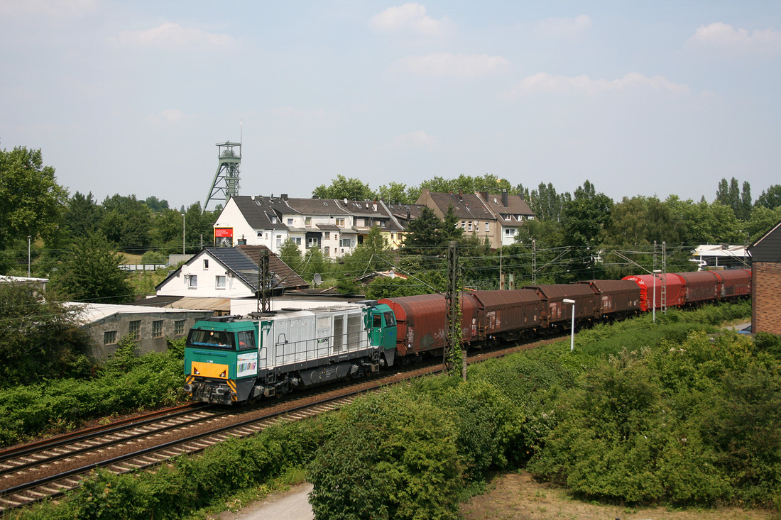 Am Aufnahmetag war 272 201 für die Captrain-Gruppe im Einsatz.
Das Bild wurde am 24. Juni 2010 in Oberhausen-Osterfeld aufgenommen.