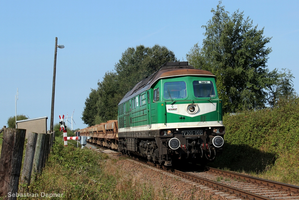 Am B Dobraschtz brachte V 300 002 einen leeren Zug nach Kayna am 15.8.13