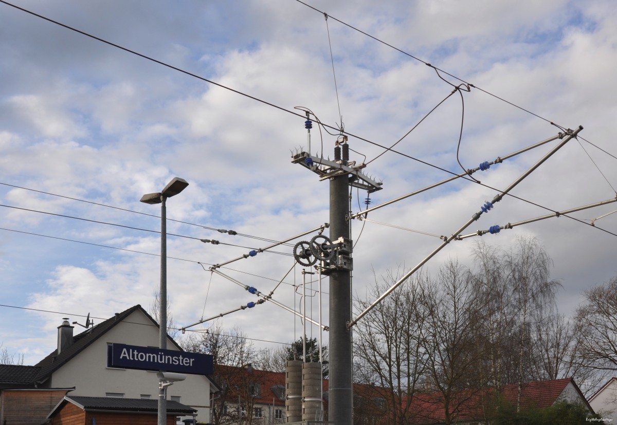 Am Bahnhof Altomünster, ein Blick nach oben, nach Elektrifizierung der Strecke München - Altomünster. Am Tag der Eröffnung, 14.12.2014. 