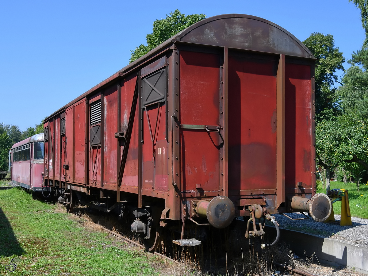 Am Bahnhof Amerang steht ein alter Güterwagen. (August 2020)