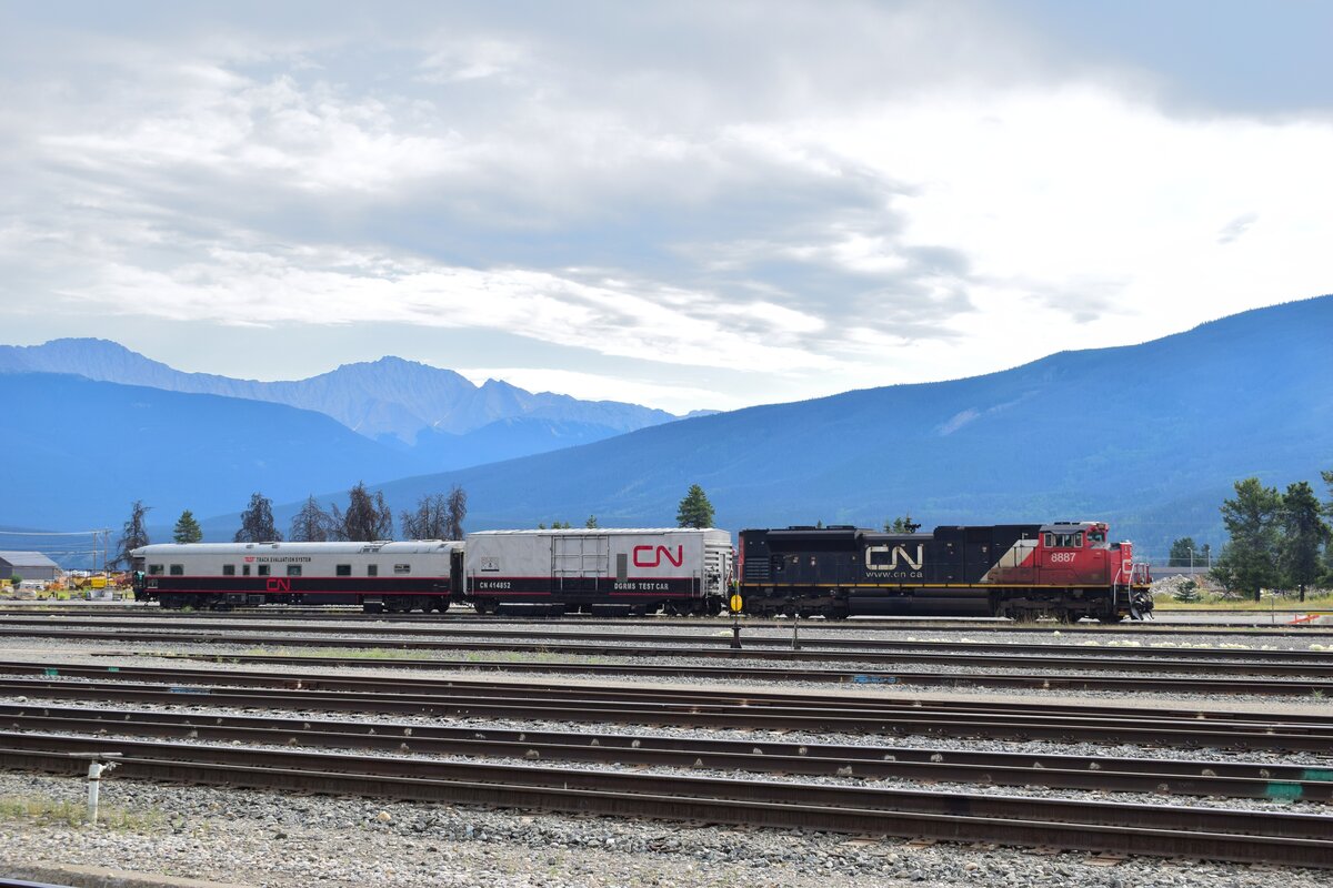 Am Bahnhof fiel mir sofort der Messzug mit der Lok 8887 ins Auge. Am Haken hatte sie den DGRMS Test Car CN414852 sowie ein Wagen für das Zugpersonal und die Messtechnik. Dieser Zug machte sich später auf den Weg Richtung Kamloops.

Jasper 19.08.2022