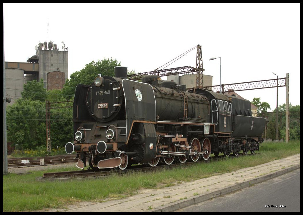 Am Bahnhof Kluczbork traf ich am 21.05.2016 die ehemalige PKP Güterzuglok Ty45-149 als Denkmal Lok an.