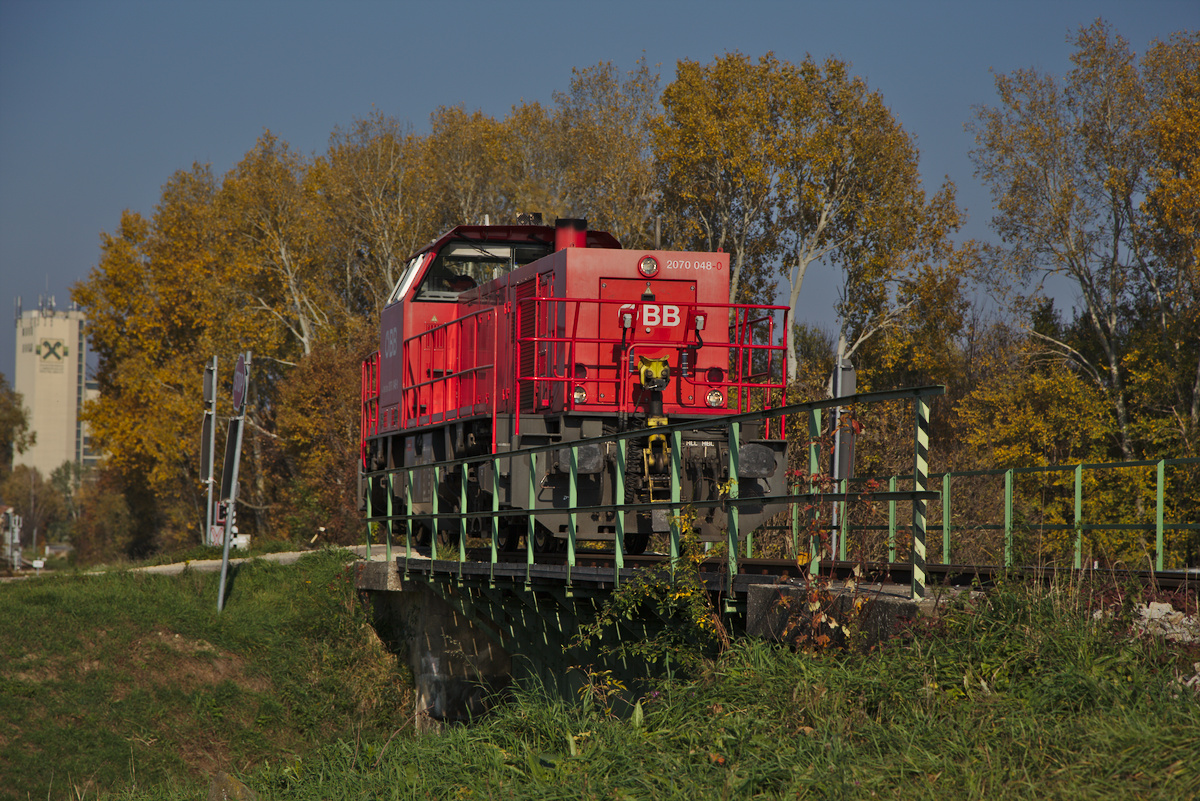 Am Bahnhof Mistelbach Lokalbahn mit dem leeren Rübenzug angekommen Lokalbahn angekommen, fährt die Lokmotive solo zum Rübenladeplatz bei Paasdorf um die beladenen Güterwagen zu holen. In einer weiteren Verschubfahrt werden danach die leeren Wagons am Ladeplatz bereitgestellt.
Diese Aufnahme zeigt die 2070 048 auf der Fahrt zu den beladenen Wagen. (31.10.2015)