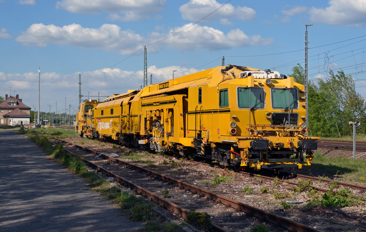Am Bahnhof Muldenstein standen am 08.05.16 eine Stopfmaschine sowie ein Schotterpflug abgestellt.