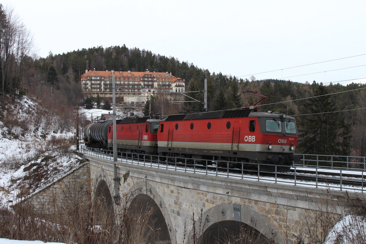 Am Bahnhof Semmering fahren Railjets mit Aufenthalt immer am Bahnsteig 1 ein welcher am Regelgleis Richtung Süden liegt. Deshalb müssen südwärts fahrende Güterzüge immer wieder beim Einfahrsignal des Bahnhofes warten so wie am 23.12.2021 der DG54703 von Wien Zvb nach Graz Vbf der mit der 1144 114 und 1144 122 bespannt war.