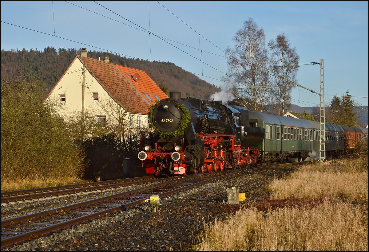 Am Bahnhof Wurmlingen lässt 52 7596 es locker angehen vor einem typischen Bauerhaus der Gegend. Dezember 2014. 