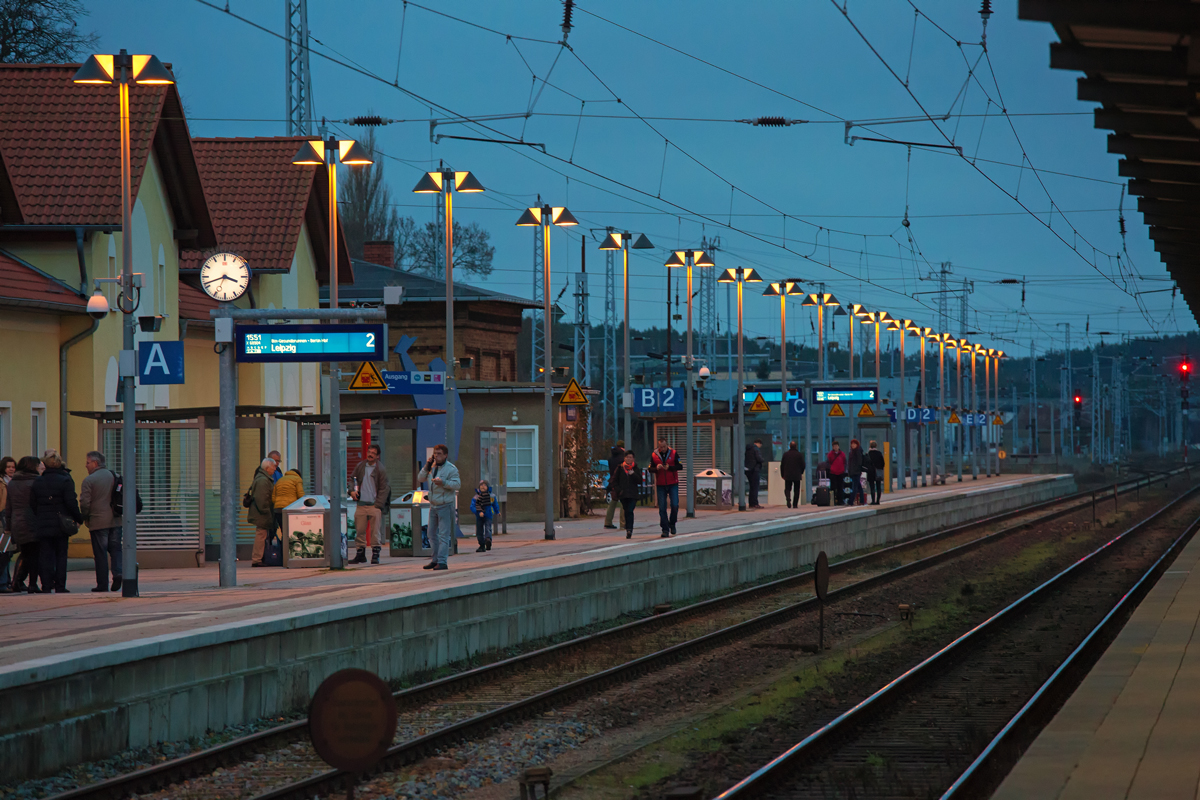 Am Bahnsteig 2 in Neustrelitz warten Reisende auf den letzten InterConnex nach Leipzig, denn mit Fahrplanwechsel gibt Veolia diesen Zug auf. - 13.12.2014
