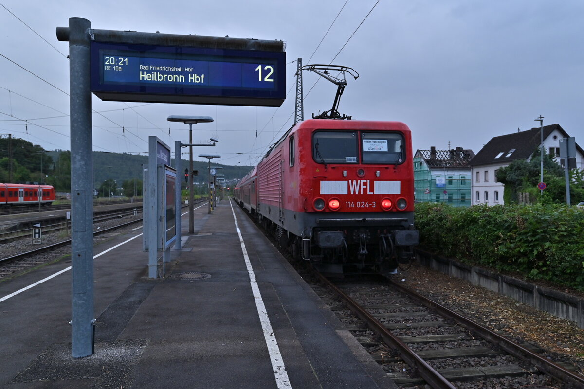 Am Bahnsteig Gleis 12 in Neckarel steht 114 024-3 als RE 10a nach Heilbronn.  17.8.2021