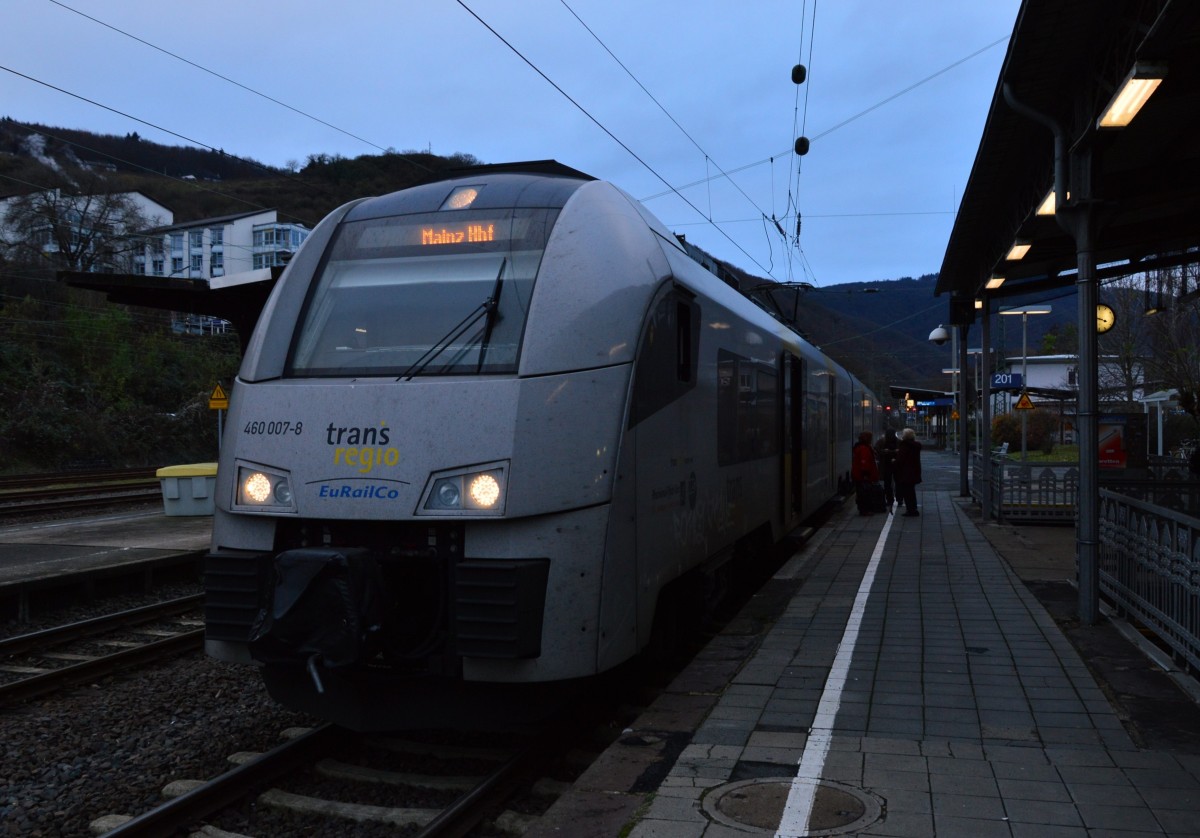 Am Bahnsteig Gleis 201 in Bingerbrück steht der 460 007-8 auf seinem Weg nach Mainz Hbf. 14.12.2014