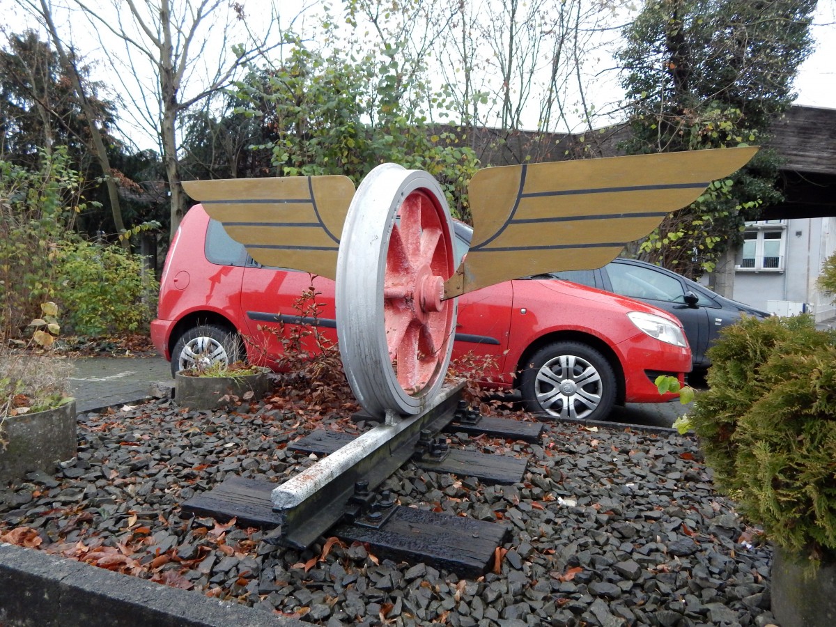 Am Bahnsteig Gleis1 befand dich dann ein sehr schönes Flügelrad als Wahrzeichen des heute verfallenden BW Dillenburg. 

Dillenburg 29.11.2015
