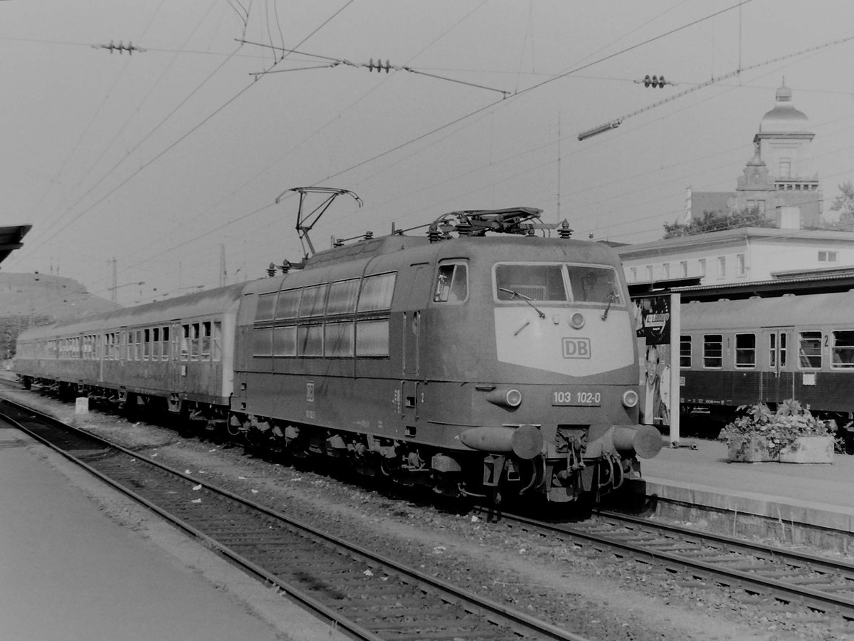 Am Bahnsteig in Heilbronn steht die 103 102 am 7.7.1995
Foto von Rudolf Pavel