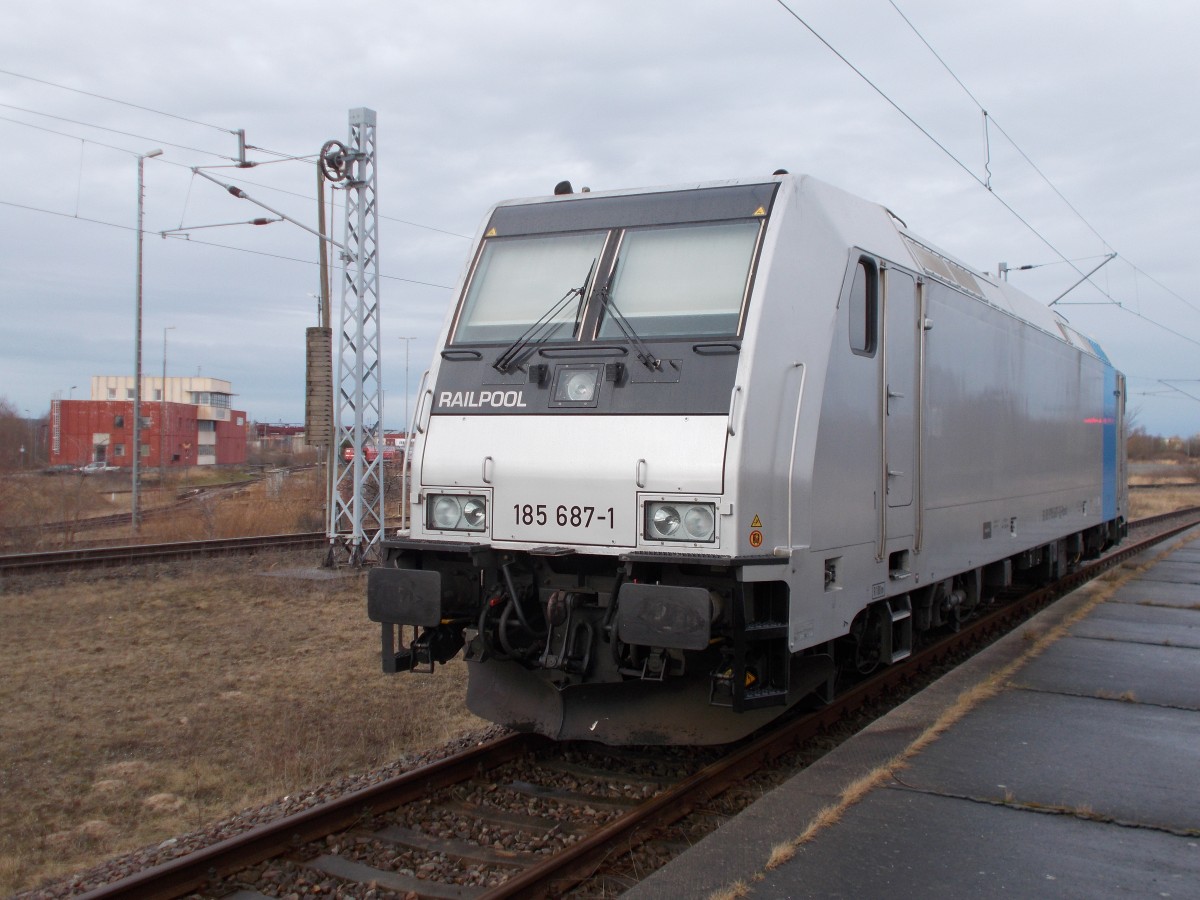 Am Bahnsteig in Mukran Mitte stand am 08.Februar 2016 die Railpool 185 687.Im Hintergrund das Mukraner Fdl Stellwerk.