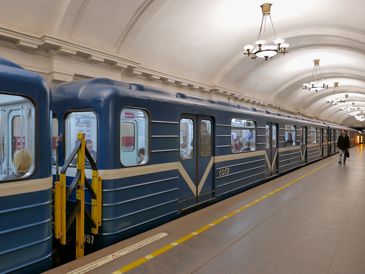 Am Bahnsteig der Station  Puschkinskaja  der Metro der Linie 1 in St. Petersburg, 16.09.2017 