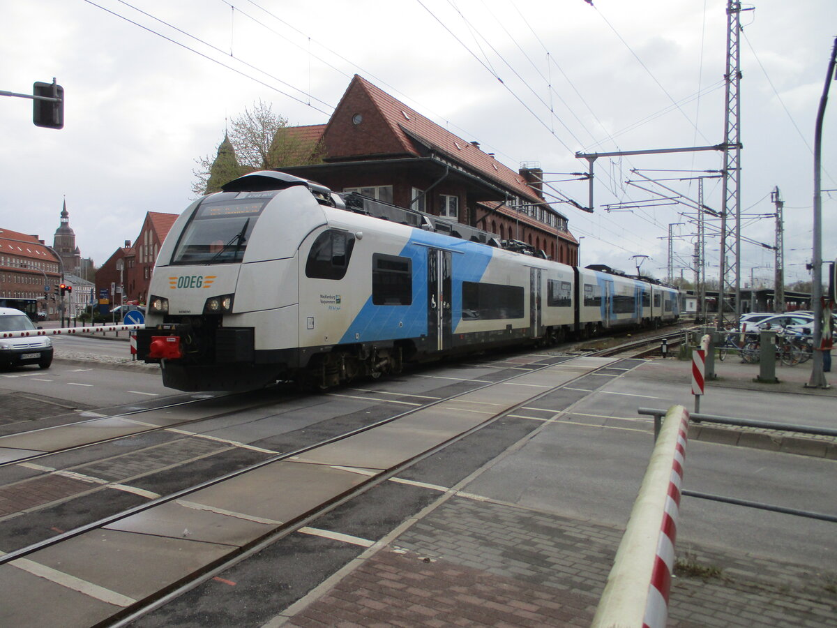 Am Bahnübergamg Tribseer Damm postierte ich mich,am 06.Mai 2021,um den ODEG 4746 805 bei der Ausfahrt,als RE Sassnitz-Rostock,aus Stralsund zufotografieren.