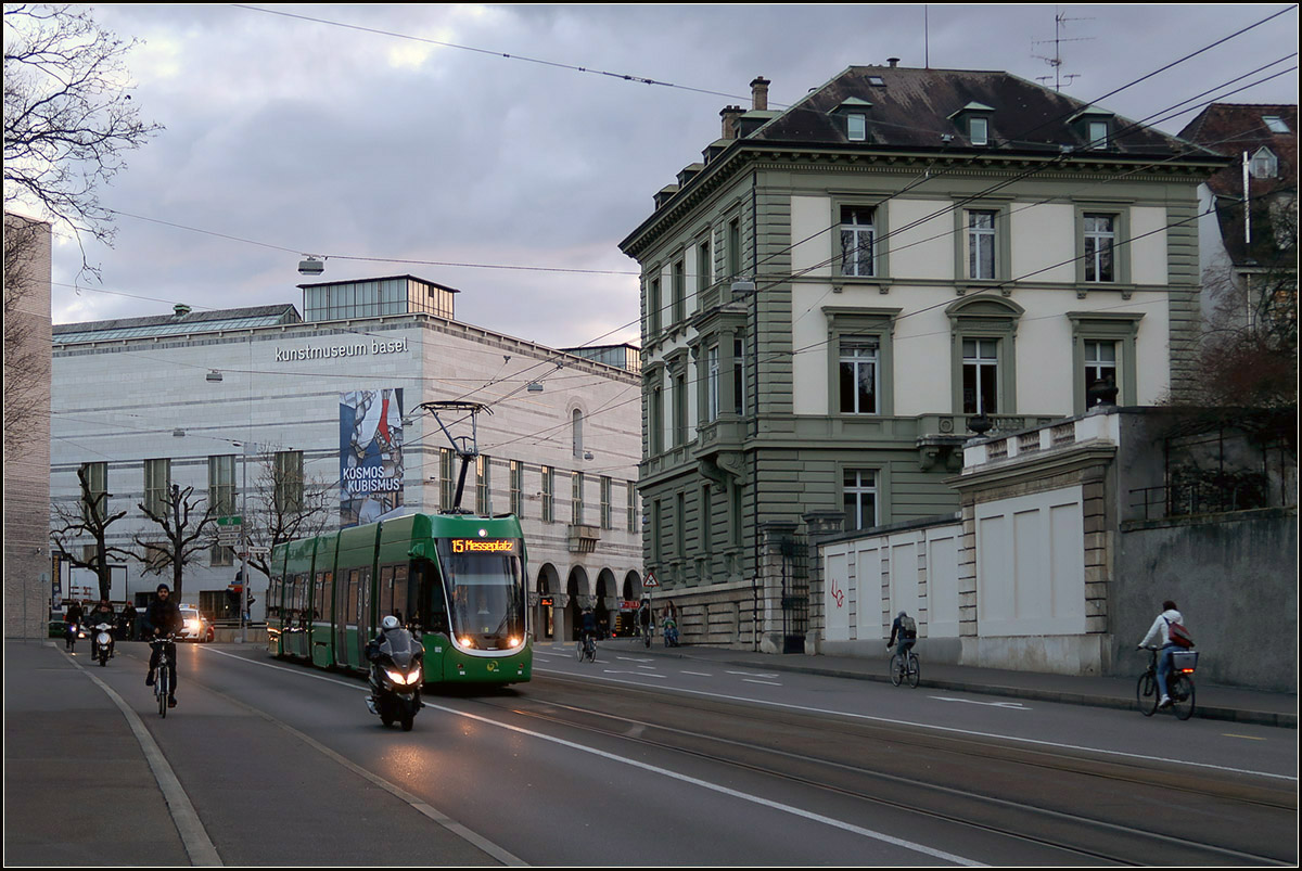 Am Basler Kunstmuseum -

Die Linie 15 mit Flexity II-Straßenbahn hat das Kunstmuseum passiert und rollt hinunter auf die Wettersteinbrücke.

08.03.2019 (M)