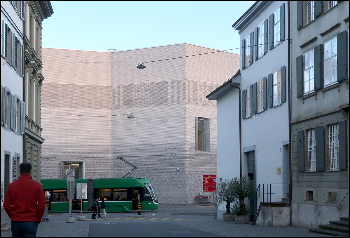 Am Basler Kunstmuseum -

Flexity II-Tram am Erweiterungsbau des Kunstmuseum Basel.

08.03.2019 (M)