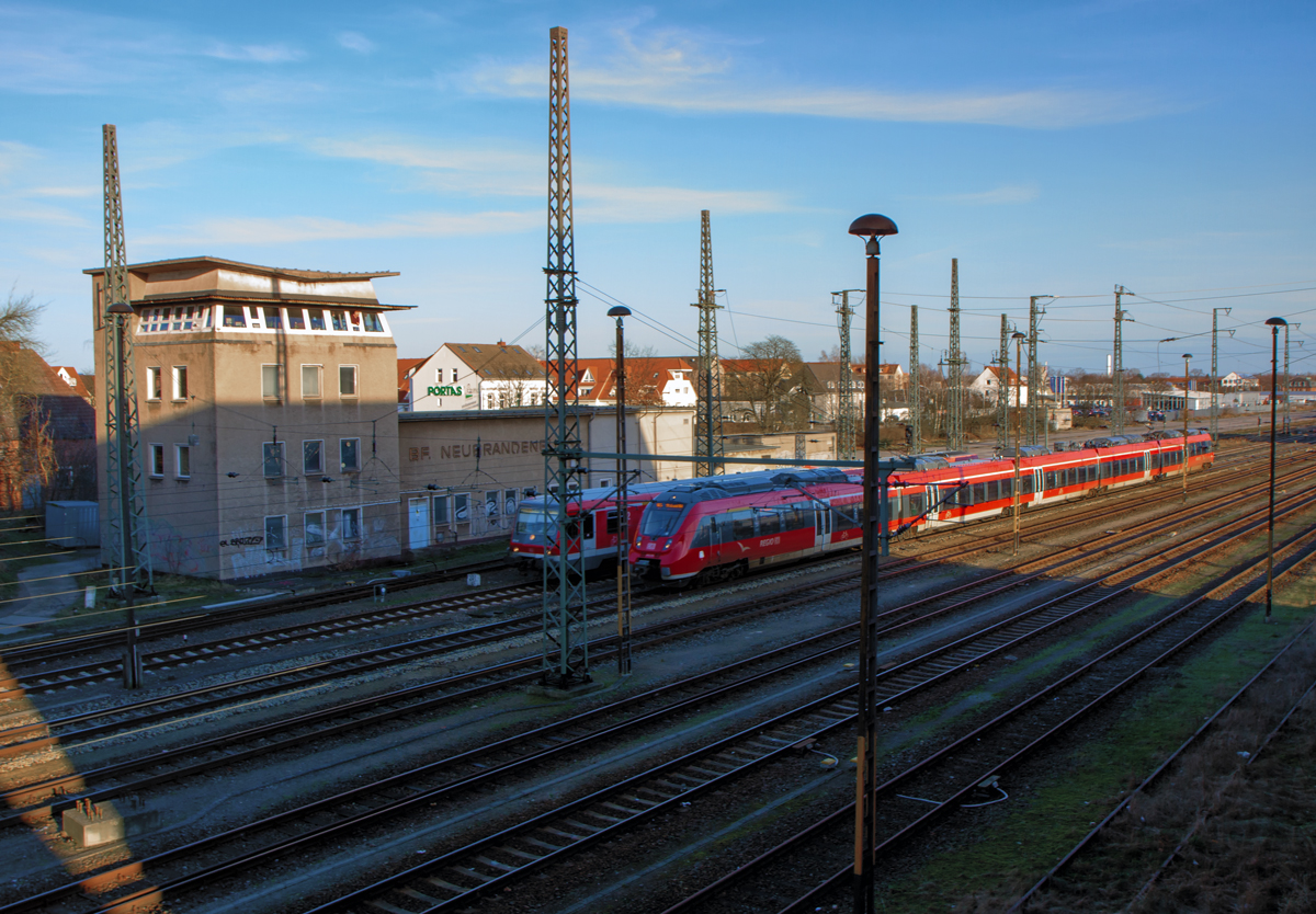 Am Befehlsstellwerk in Neubrandenburg fahren der RE 4 nach Lübeck und RE 5 nach Stralsund vorbei. - 16.01.2014