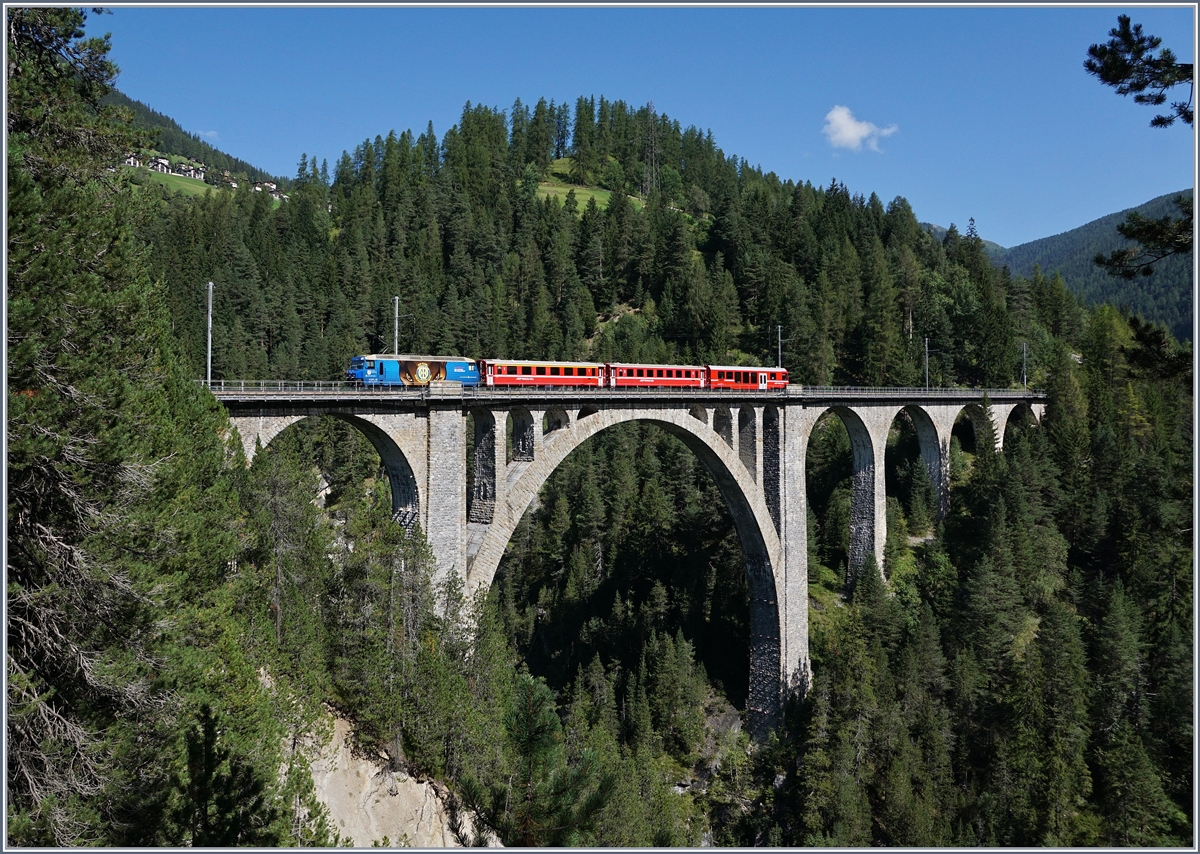 Am bekanntesten sind die Ge 4/4 III der RhB. Die RhB verfügt über 12 Lok (641 - 652), zusätztlich wird die ex MOB 8003 als RhB Ge 4/4 653 noch dazustossen.
Das Bild zeigt die 1999 abgelieferte letzte RhB Ge 4/4 652  Vaz/Obervaz Lenzerheide-Valbella  mit einen Regionalzug Filisur - Davos  auf dem Wiesenviadukt beim gleichnamigen Bahnhof.

12. Sept. 2016