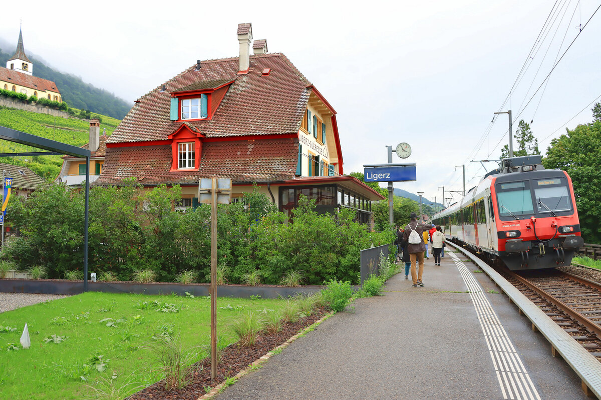 Am Bielersee, Ligerz, die letzte Station (von Osten gesehen) im deutschsprachigen Teil des Kantons Bern. Am Bahnhof prangt auch der französische Ortsname Gléresse. In einigen Jahren wird hier die Bahnlinie verschwunden sein. Ein Domino-Zug - zuhinterst Steuerwagen ABt 39-43 829 - in diesig-nebligem Wetter unterwegs von Neuchâtel nach Biel, 1.August 2021 
