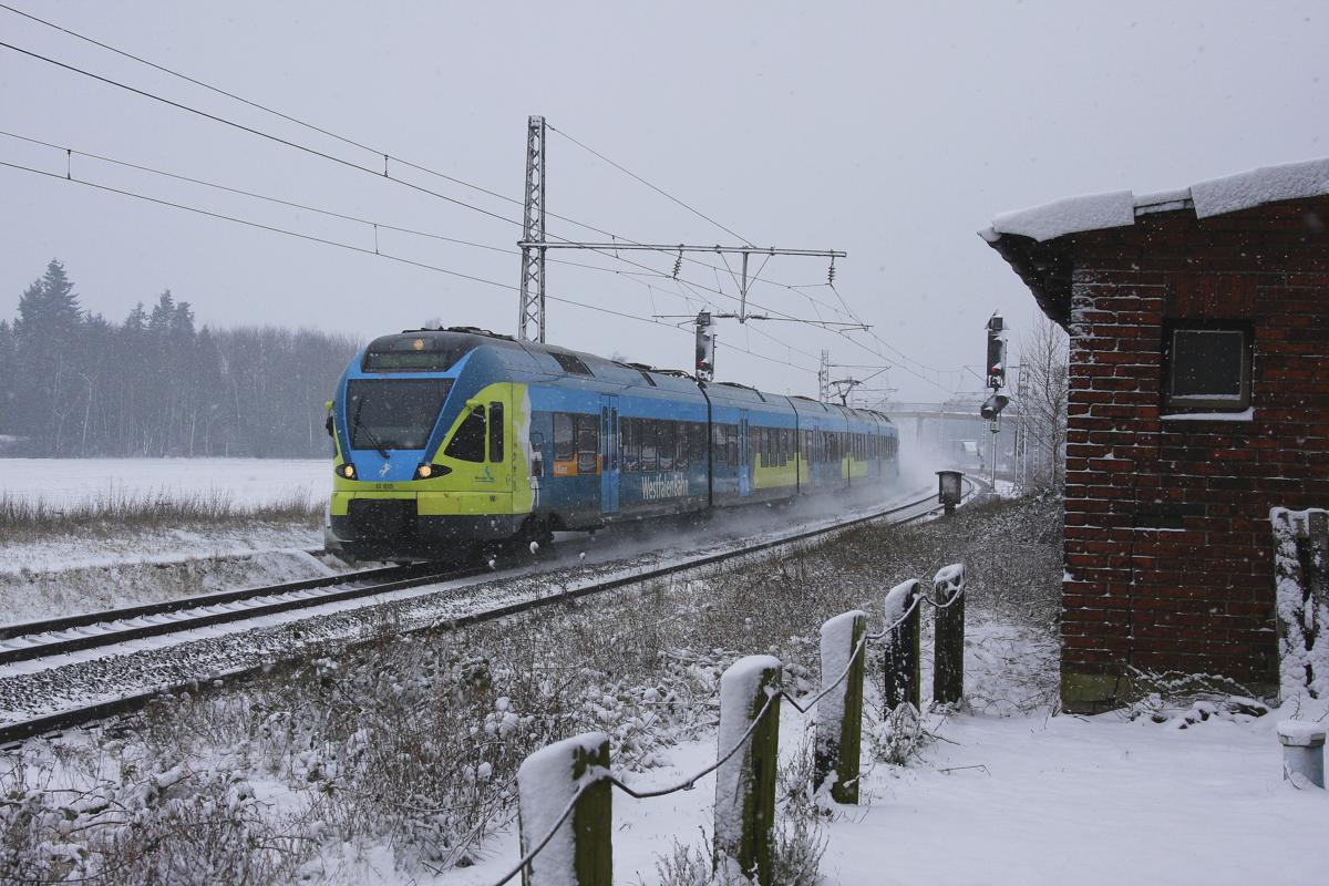 Am bisher einzigen echten Wintertag an der südlichen Rollbahn ist hier ET 019 der Westfalenbahn auf der Strecke Münster - Osnabrück im Pendeldienst zu sehen. Hier verlässt der Triebwagen gerade bei intensivem Schneefall um 10.36 Uhr Lengerich in Richtung Münster.
