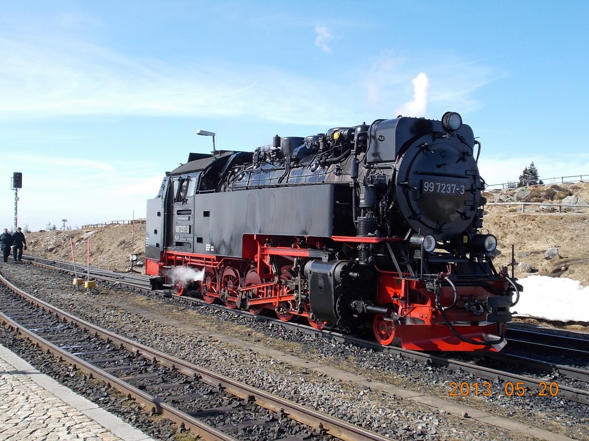 Am Brocken mit die 99 7237-3 am 20. April 2013 findet man noch Schnee.